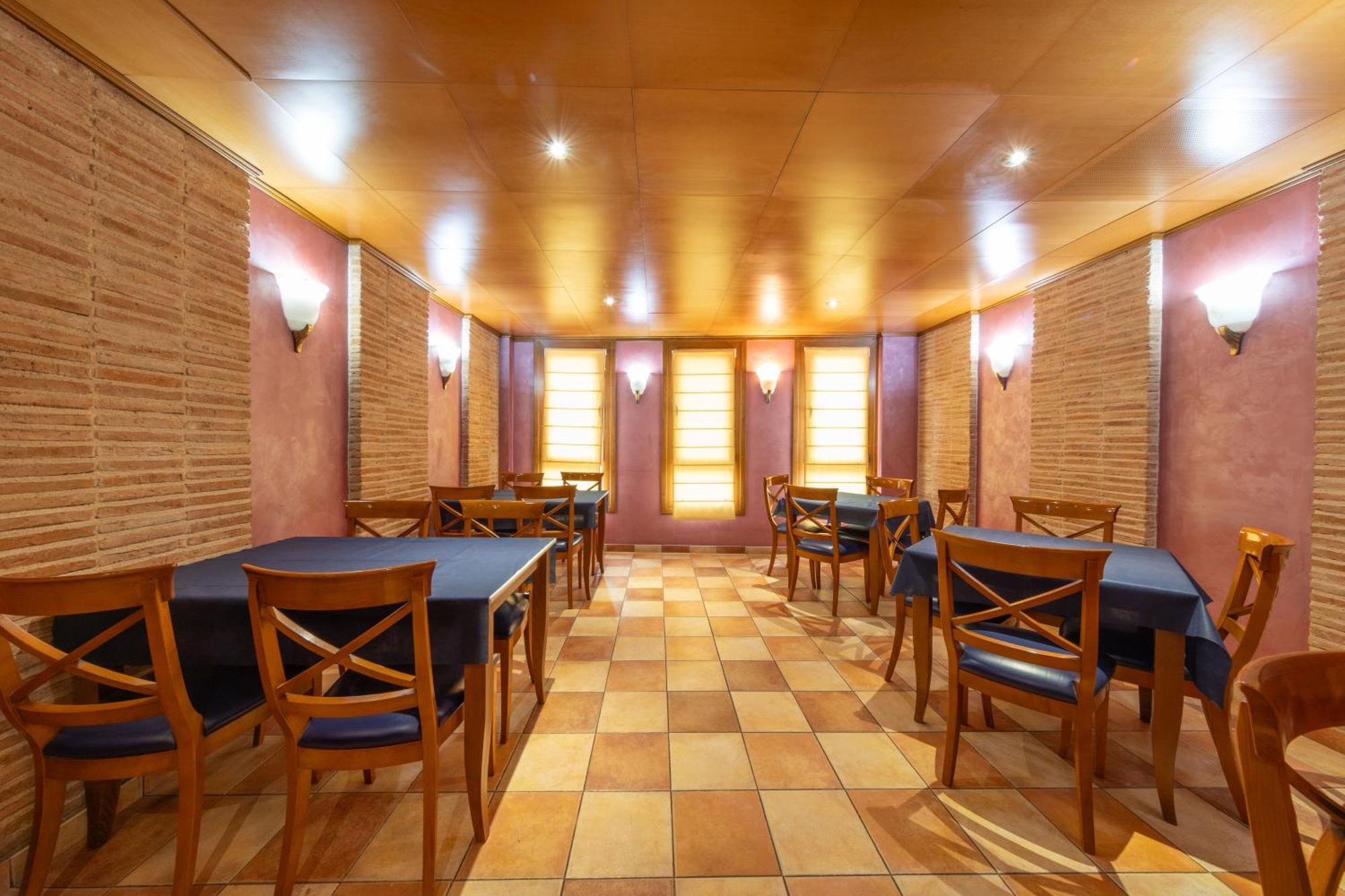 Hostal Sin Recep24H Puerta De La Villa - Pet Friendly & Restaurante Almazan Bagian luar foto