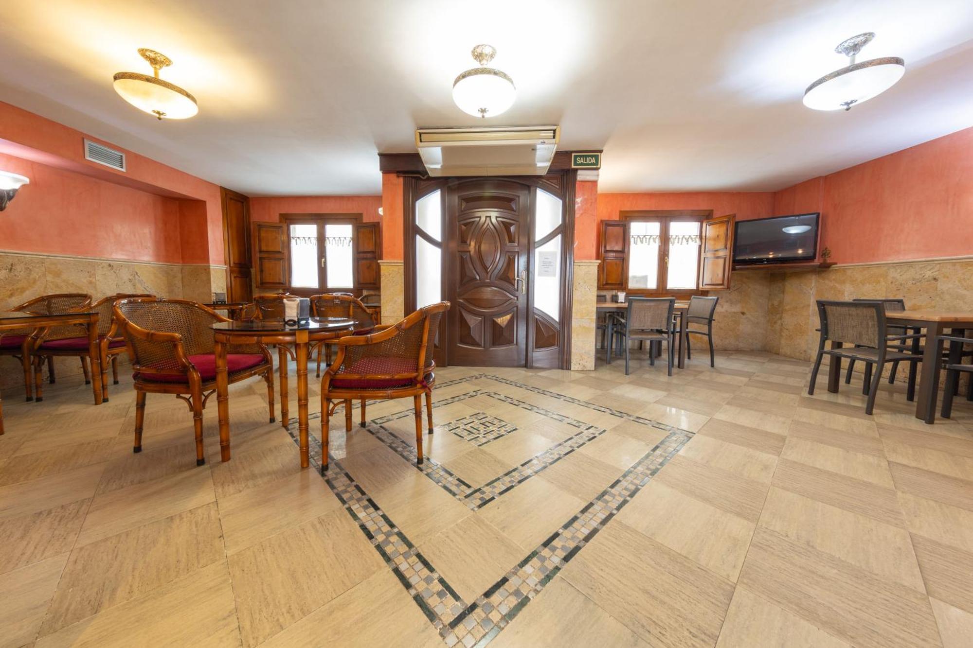 Hostal Sin Recep24H Puerta De La Villa - Pet Friendly & Restaurante Almazan Bagian luar foto