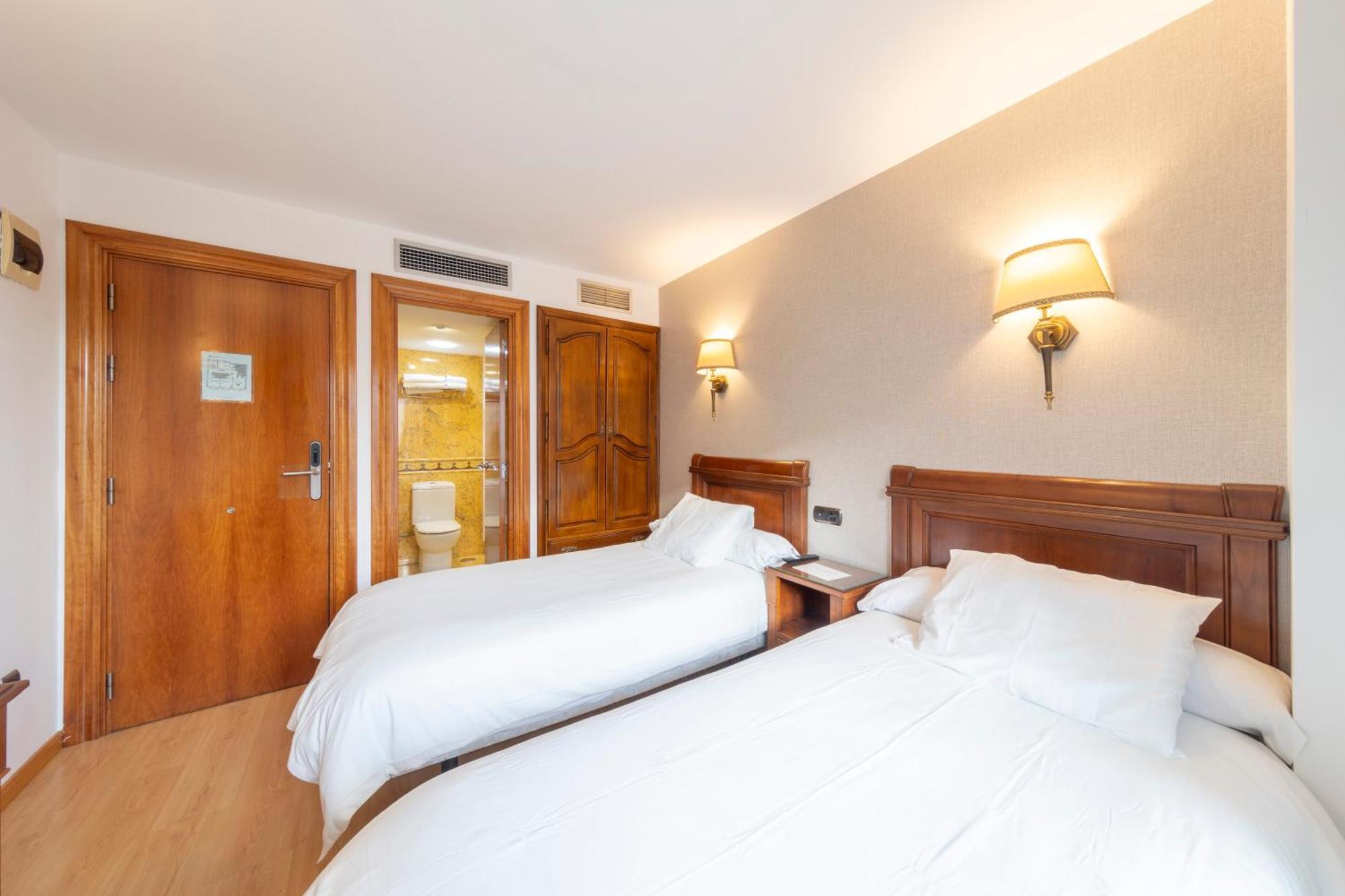 Hostal Sin Recep24H Puerta De La Villa - Pet Friendly & Restaurante Almazan Bagian luar foto