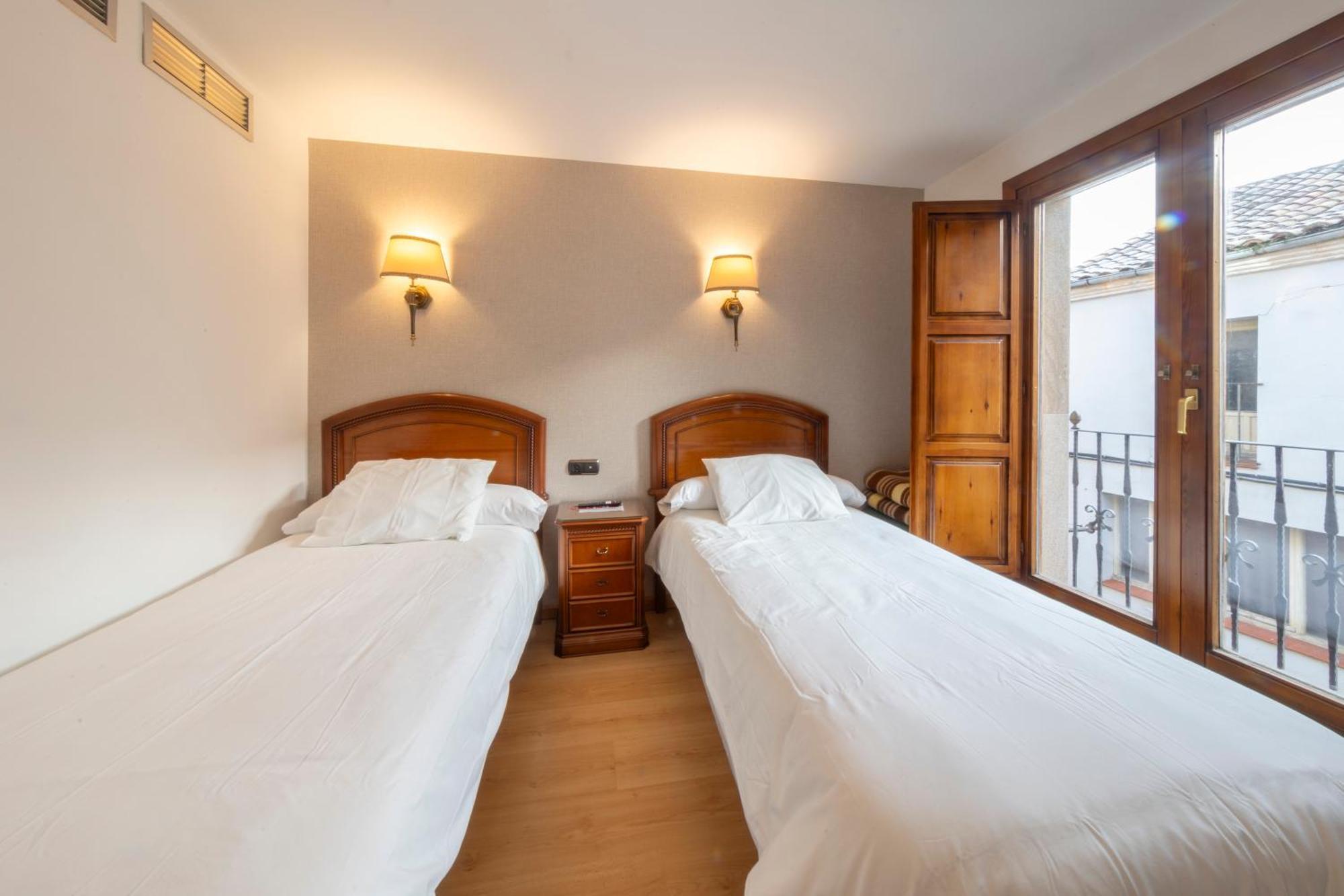 Hostal Sin Recep24H Puerta De La Villa - Pet Friendly & Restaurante Almazan Bagian luar foto