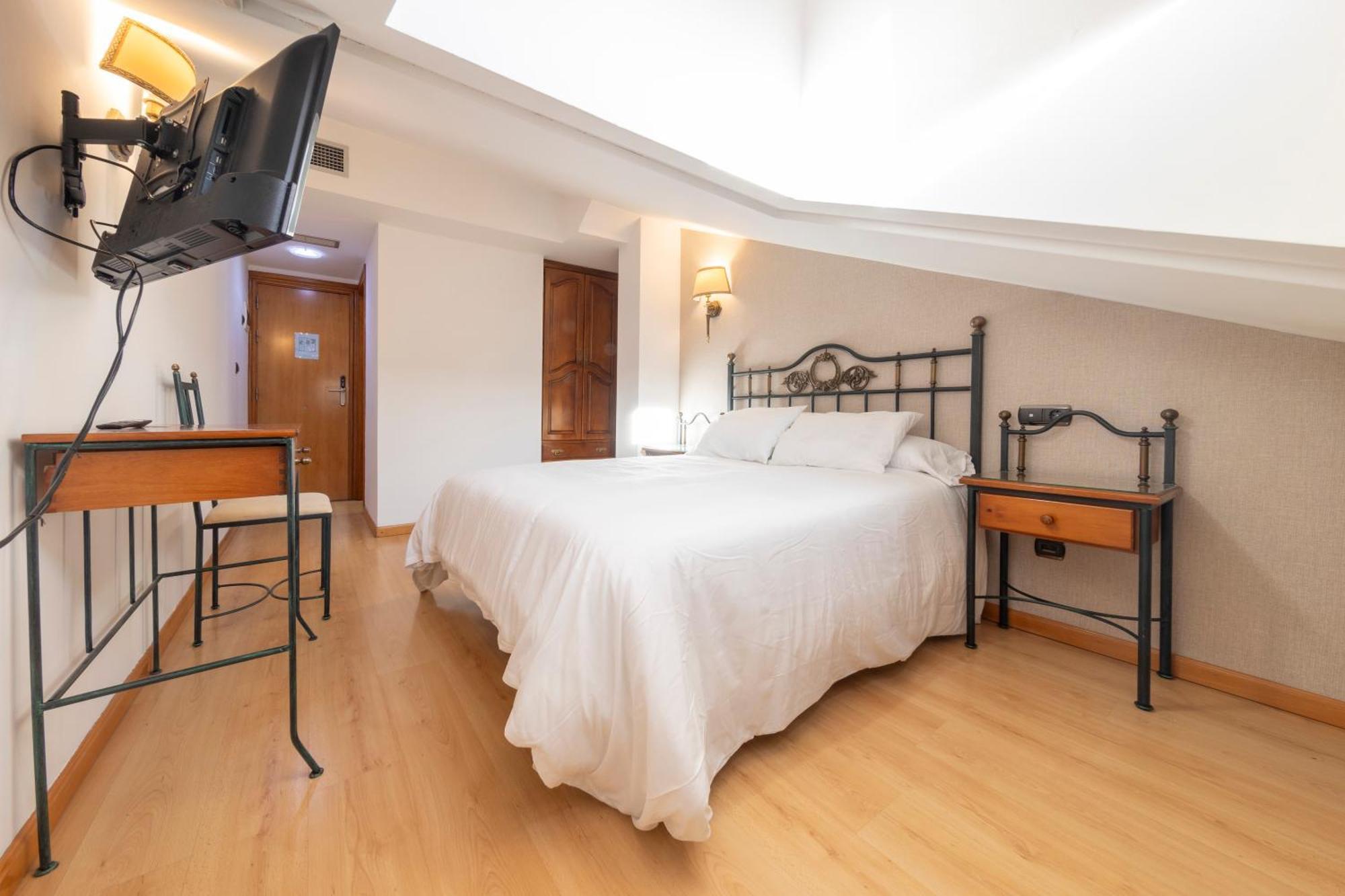 Hostal Sin Recep24H Puerta De La Villa - Pet Friendly & Restaurante Almazan Bagian luar foto