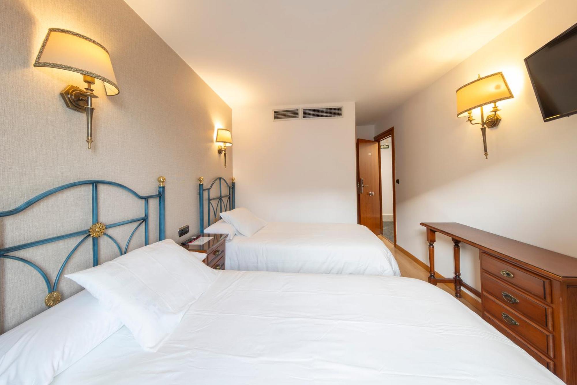 Hostal Sin Recep24H Puerta De La Villa - Pet Friendly & Restaurante Almazan Bagian luar foto