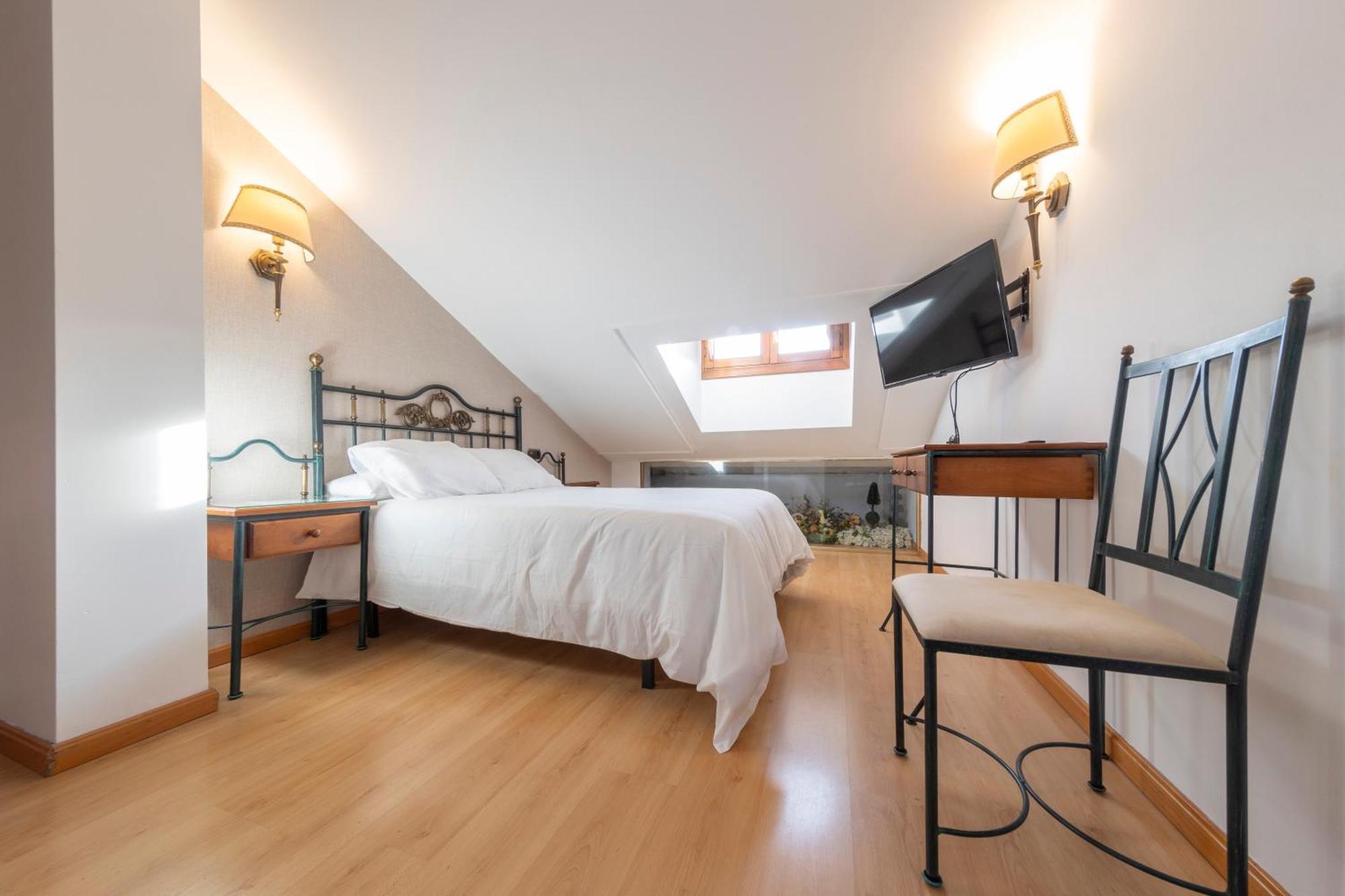 Hostal Sin Recep24H Puerta De La Villa - Pet Friendly & Restaurante Almazan Bagian luar foto