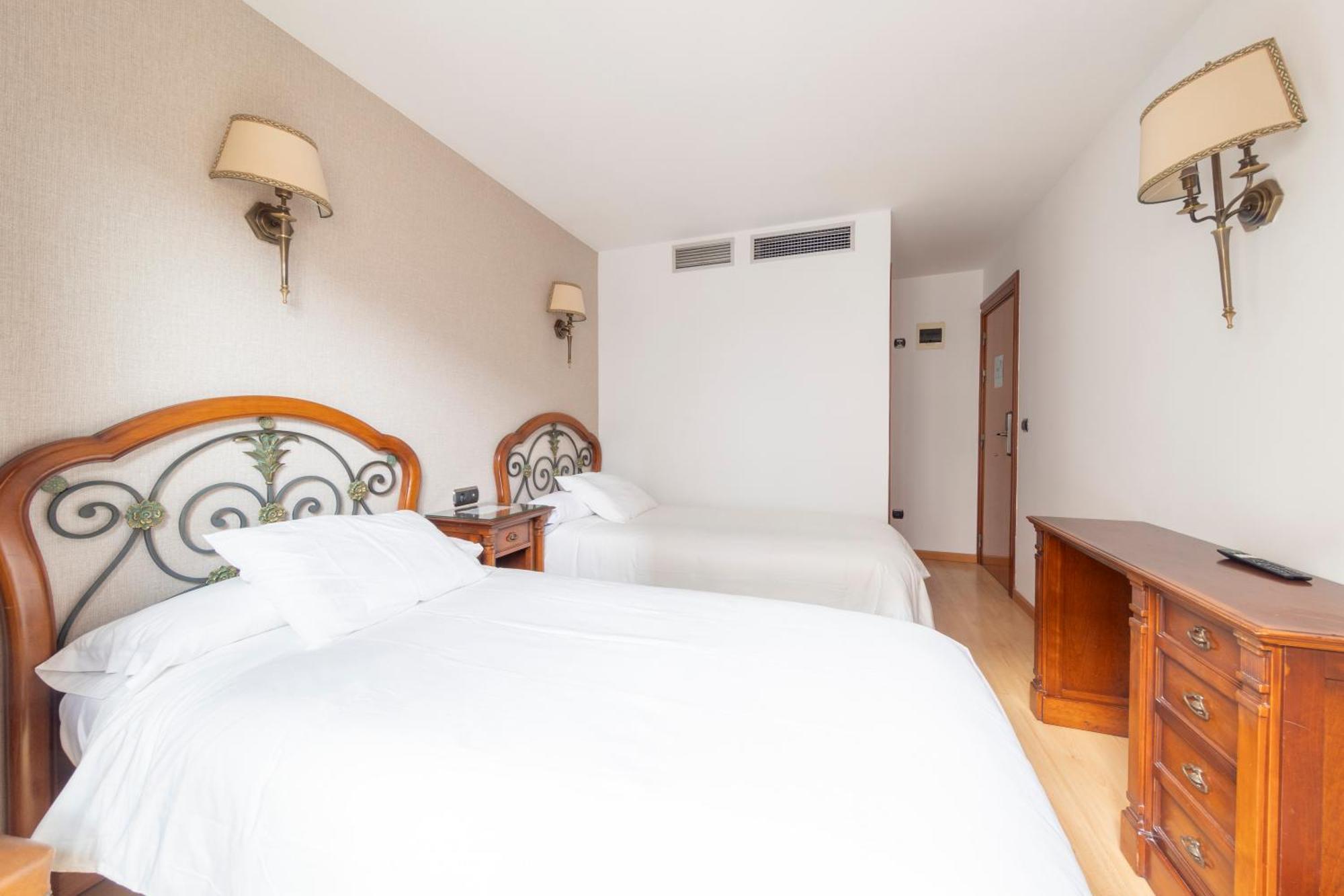 Hostal Sin Recep24H Puerta De La Villa - Pet Friendly & Restaurante Almazan Bagian luar foto