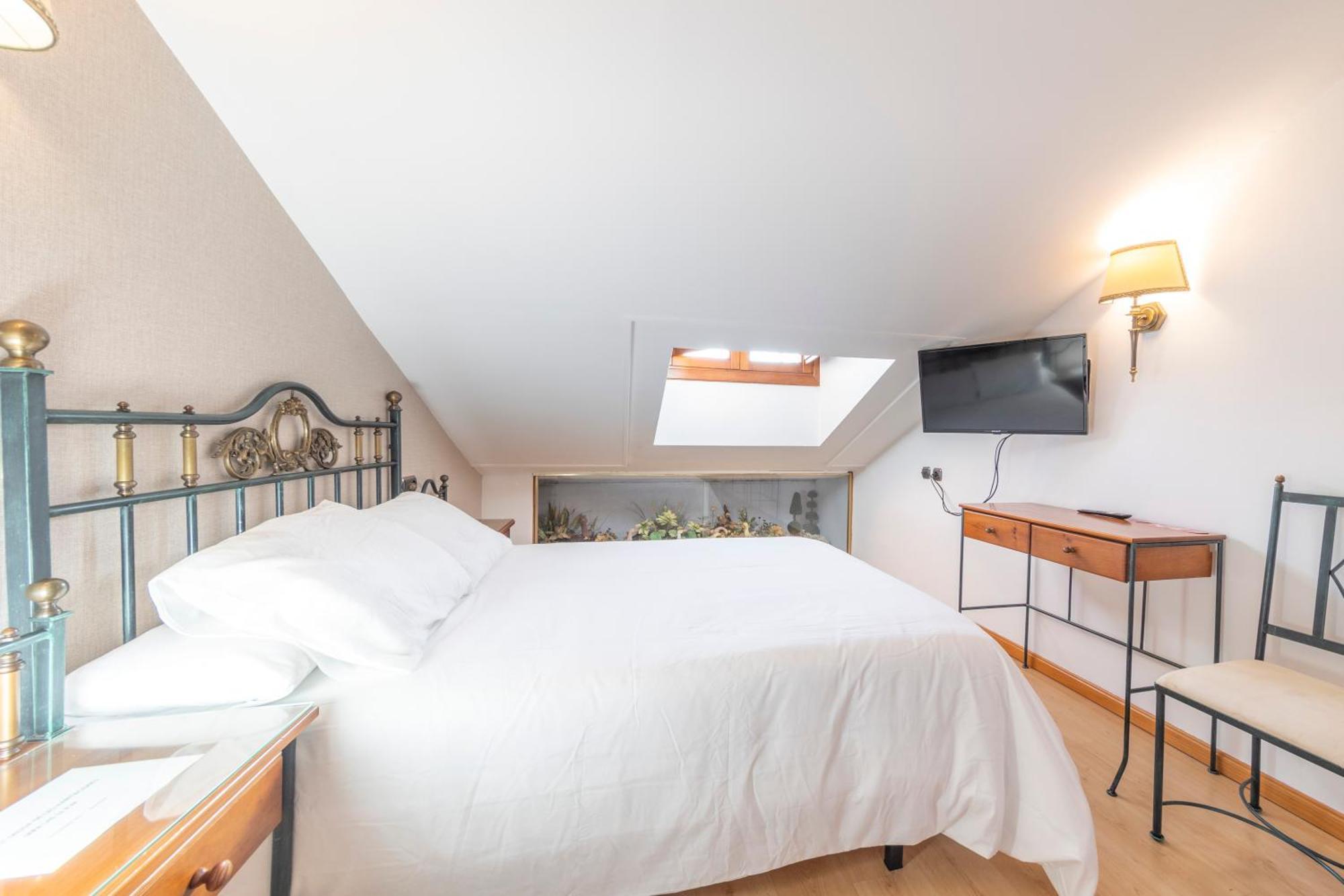 Hostal Sin Recep24H Puerta De La Villa - Pet Friendly & Restaurante Almazan Bagian luar foto