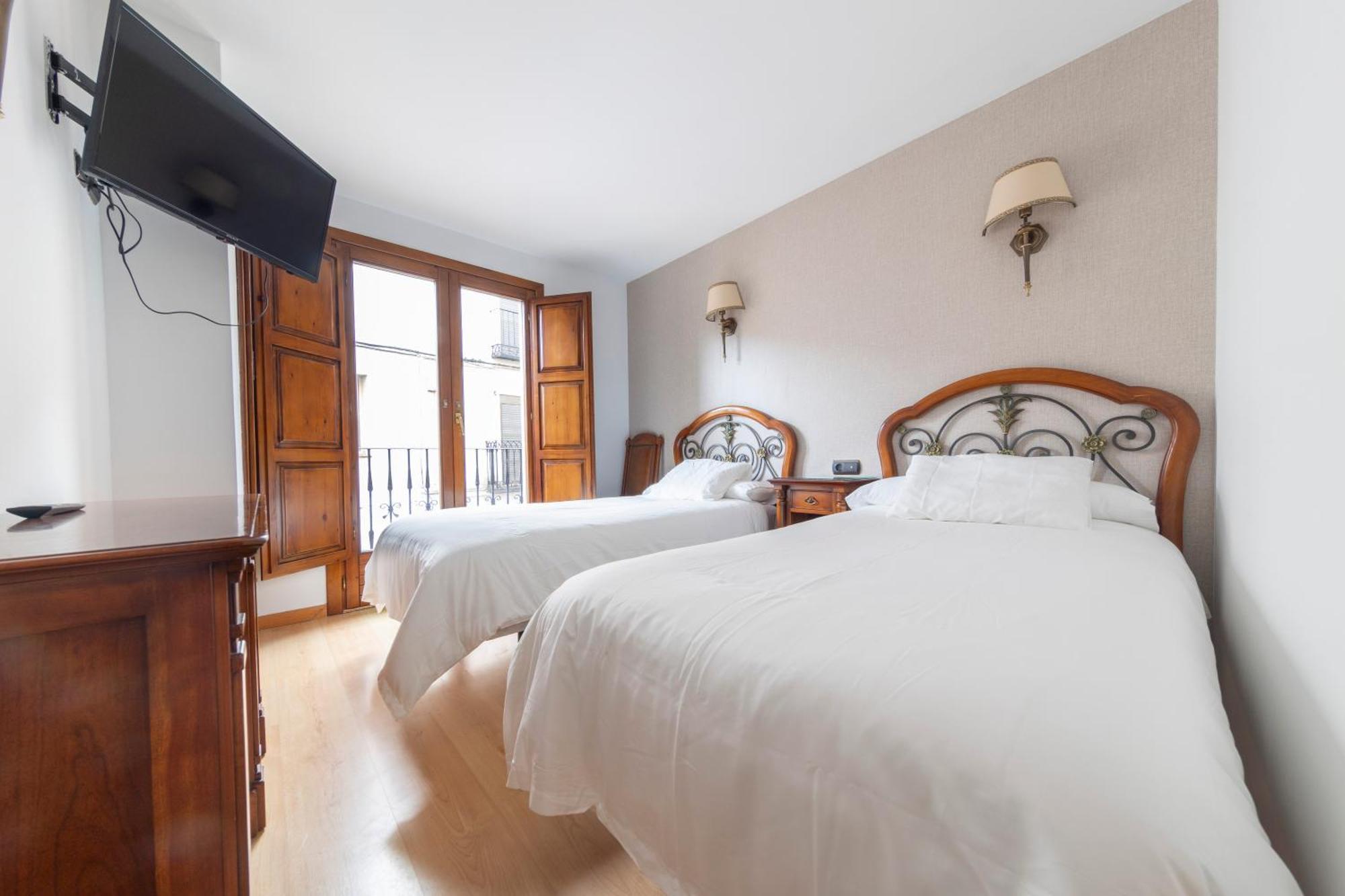 Hostal Sin Recep24H Puerta De La Villa - Pet Friendly & Restaurante Almazan Bagian luar foto