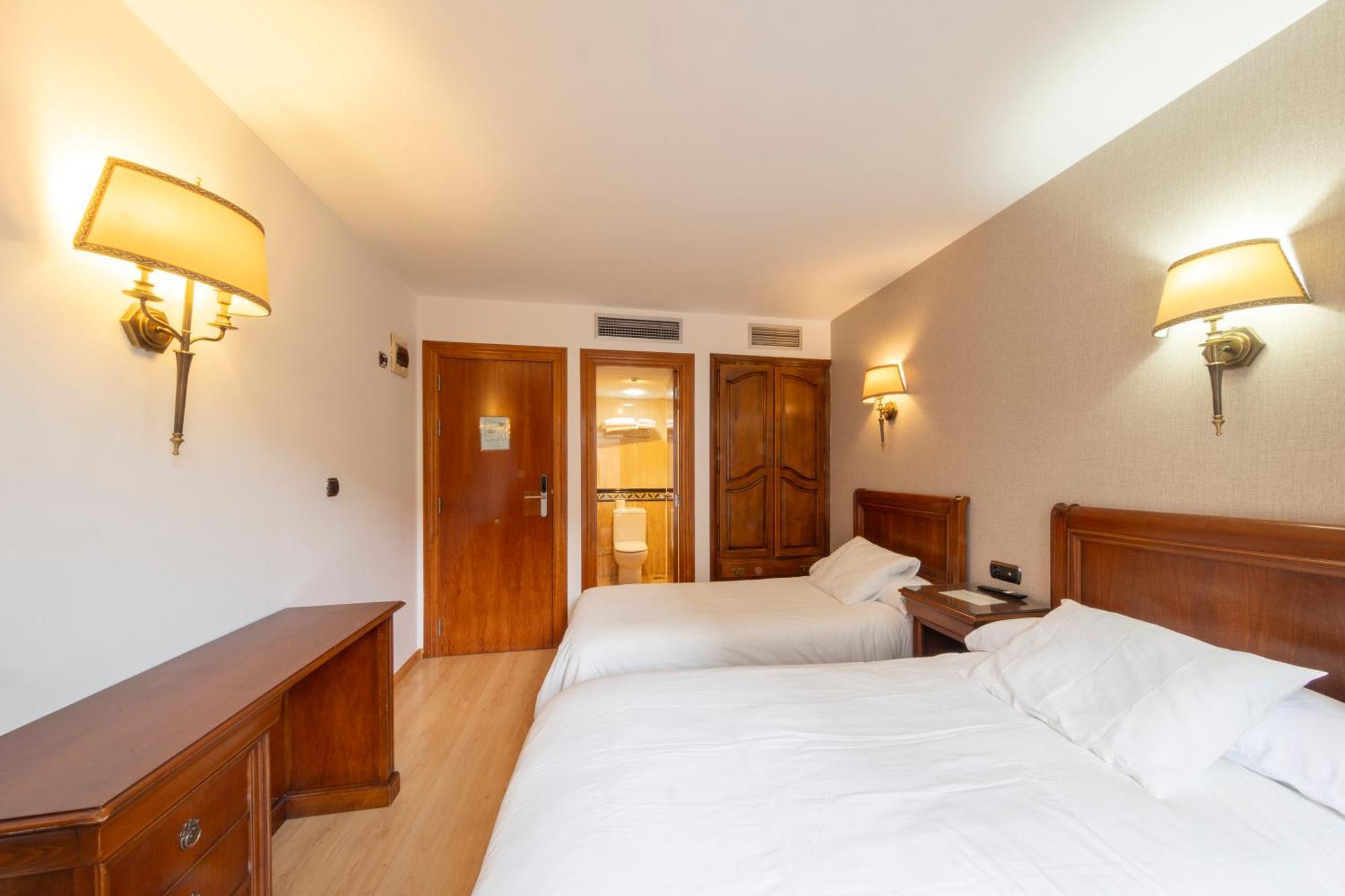 Hostal Sin Recep24H Puerta De La Villa - Pet Friendly & Restaurante Almazan Bagian luar foto