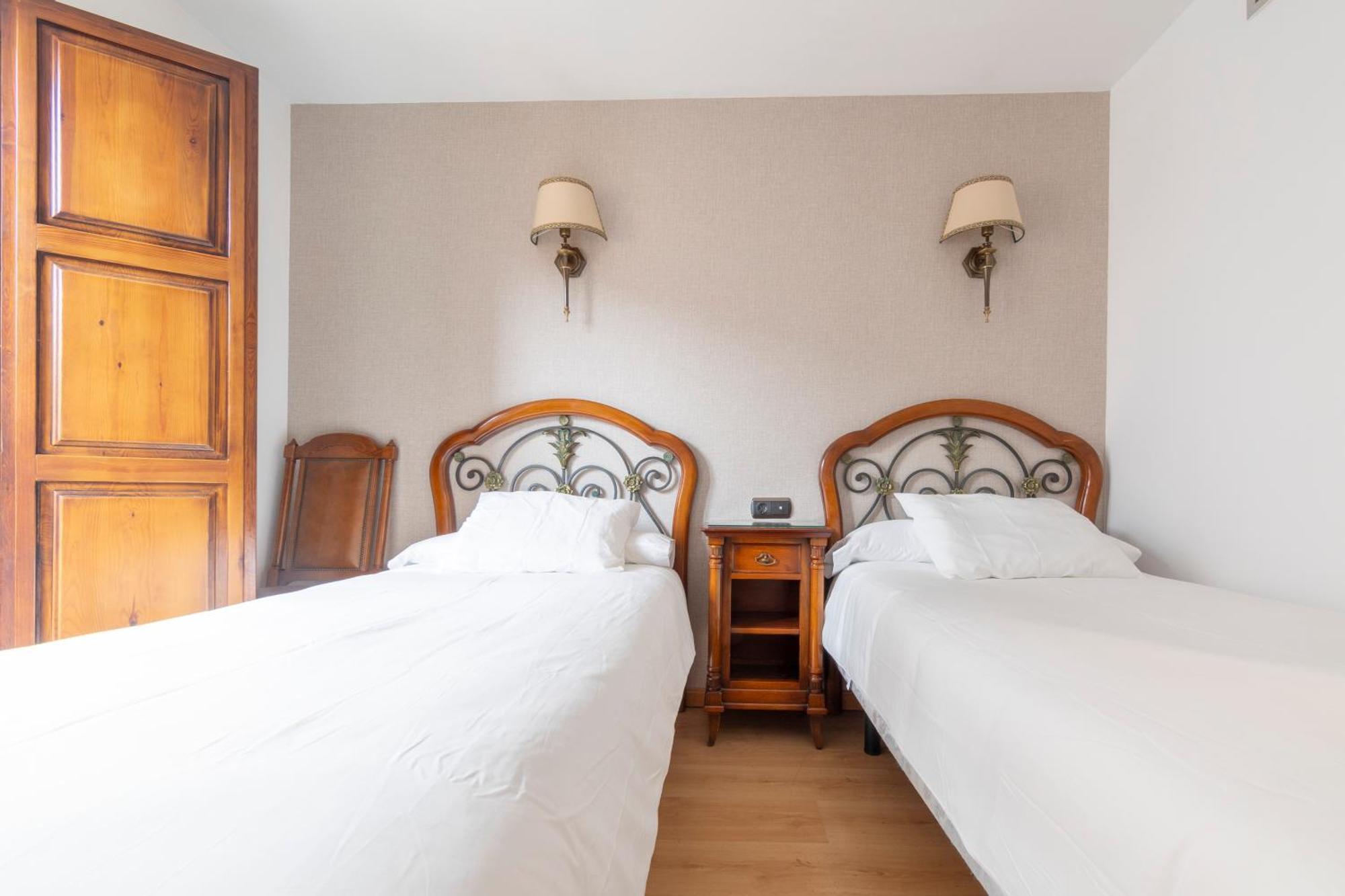 Hostal Sin Recep24H Puerta De La Villa - Pet Friendly & Restaurante Almazan Bagian luar foto